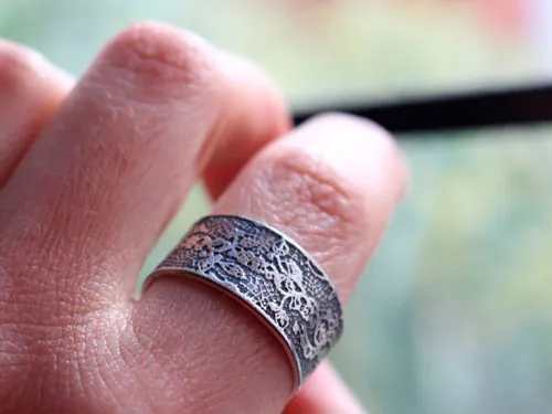 Bordado, anillo encaje y elegancia en plata