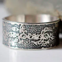 Bordado, anillo encaje y elegancia en plata