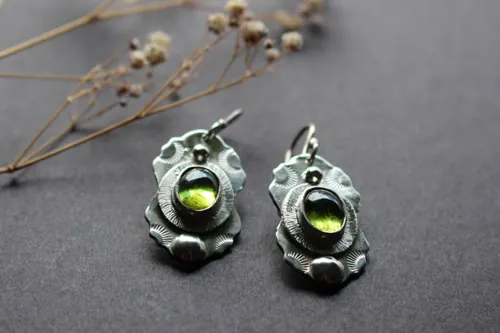 Bosque bajo las estrellas, aretes rayos de luna en plata y peridoto