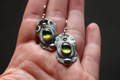 Bosque bajo las estrellas, aretes rayos de luna en plata y peridoto
