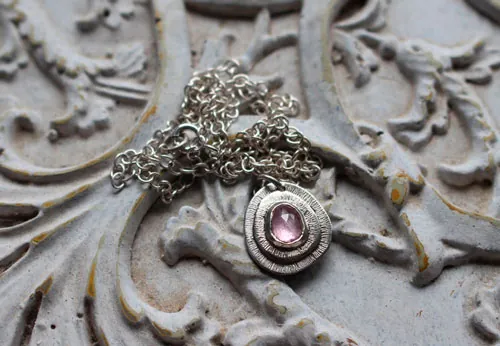 Botón de rosa, collar flor en plata y zafiro rosa