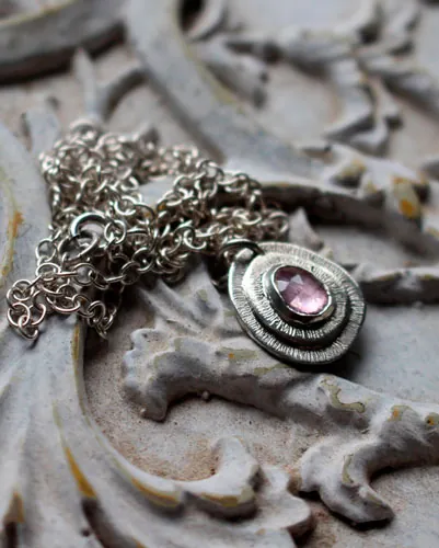 Botón de rosa, collar flor en plata y zafiro rosa