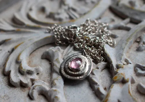 Botón de rosa, collar flor en plata y zafiro rosa