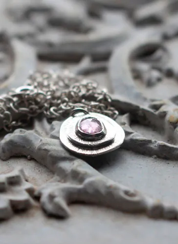 Botón de rosa, collar flor en plata y zafiro rosa
