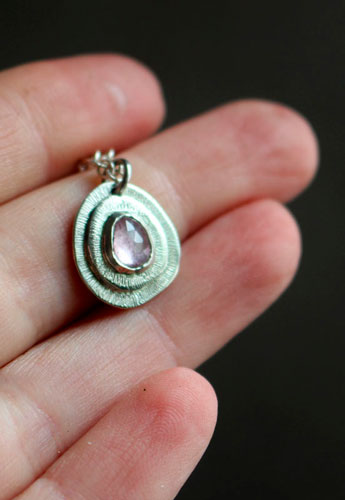 Botón de rosa, collar flor en plata y zafiro rosa