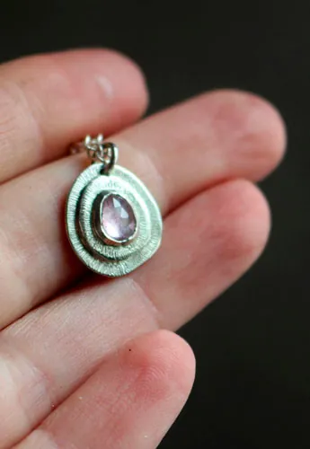 Botón de rosa, collar flor en plata y zafiro rosa