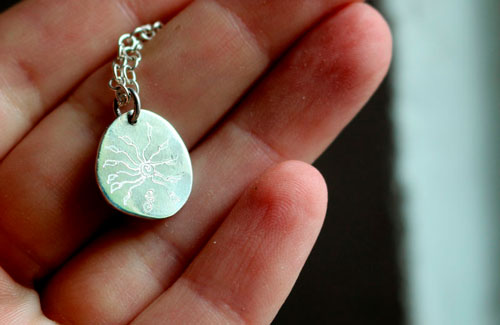 Botón de rosa, collar flor en plata y zafiro rosa