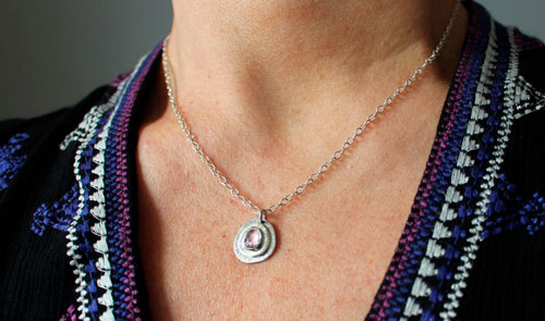 Botón de rosa, collar flor en plata y zafiro rosa