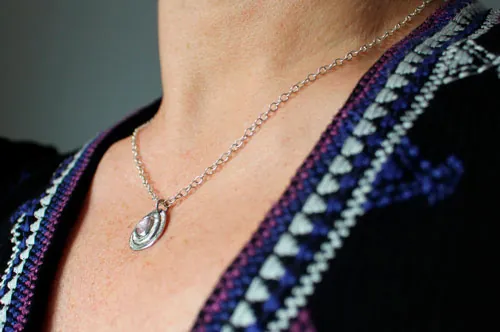 Botón de rosa, collar flor en plata y zafiro rosa