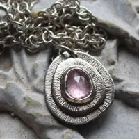 Botón de rosa, collar flor en plata y zafiro rosa
