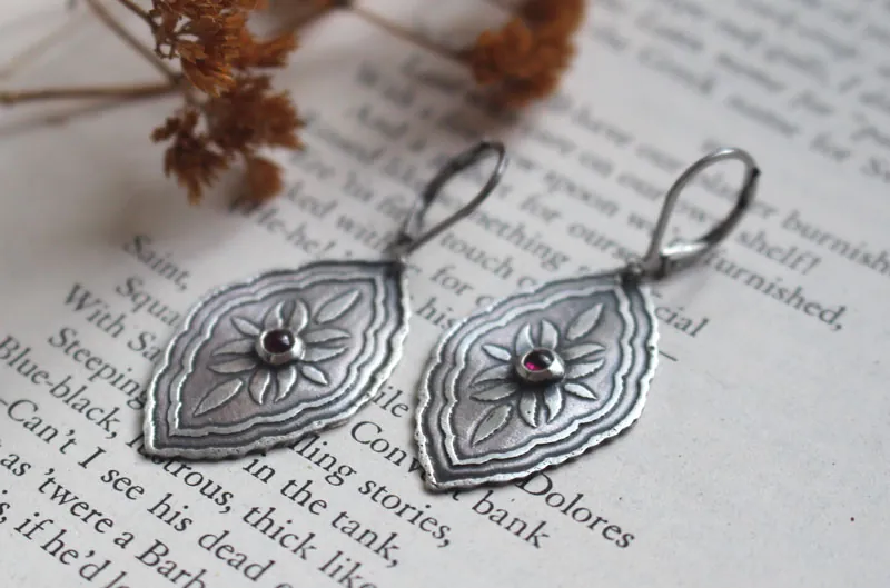 Bougainvillea, aretes botánicos barrocos en plata y rubí