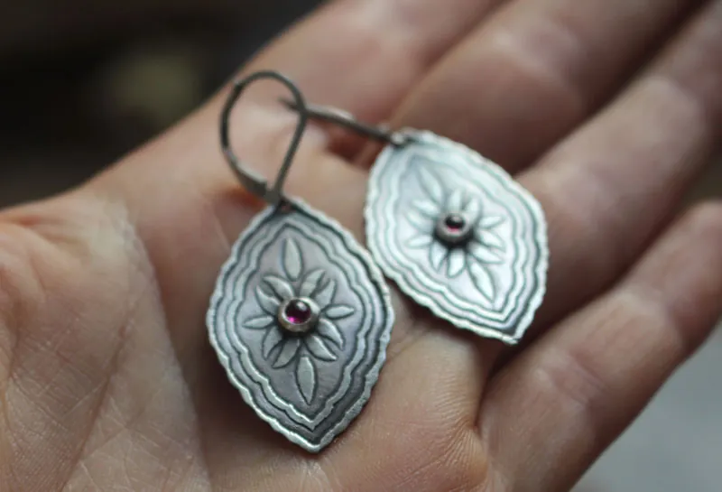 Bougainvillea, aretes botánicos barrocos en plata y rubí