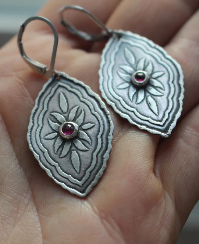 Bougainvillea, aretes botánicos barrocos en plata y rubí