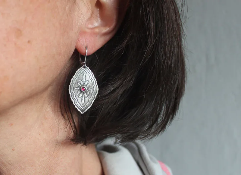 Bougainvillea, aretes botánicos barrocos en plata y rubí