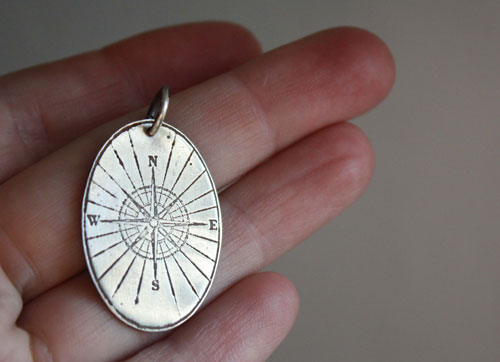 Brújula, dije rosa de los vientos en plata
