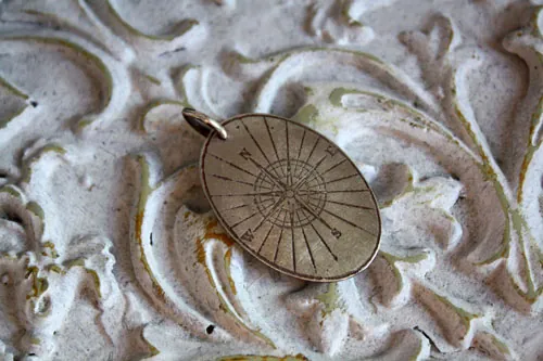 Brújula, dije rosa de los vientos en plata