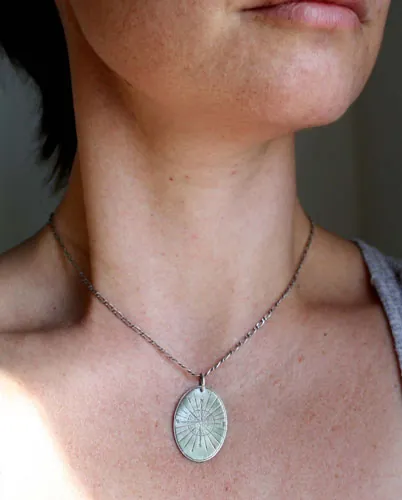 Brújula, dije rosa de los vientos en plata