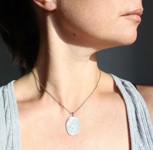 Brújula, dije rosa de los vientos en plata