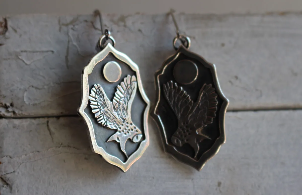 Búho bajo la luna, aretes vigilante de la noche en plata