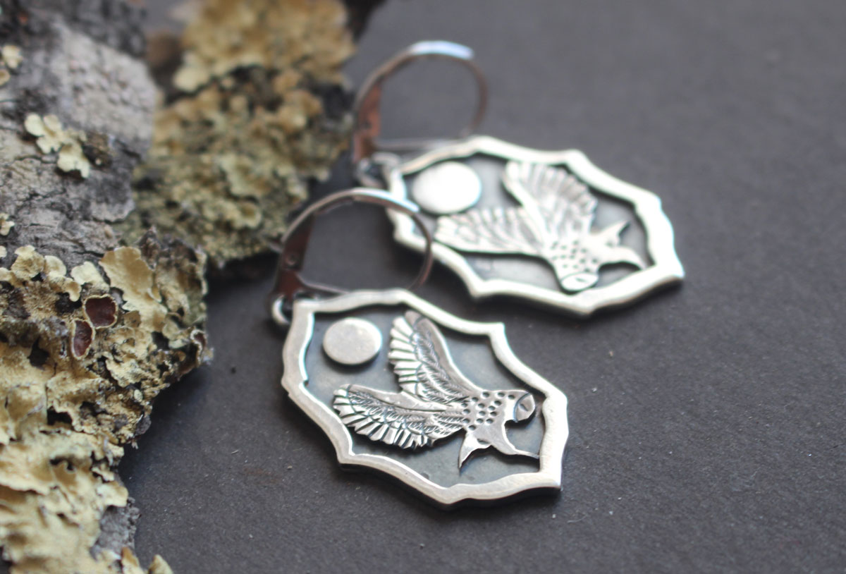 Búho bajo la luna, aretes vigilante de la noche en plata