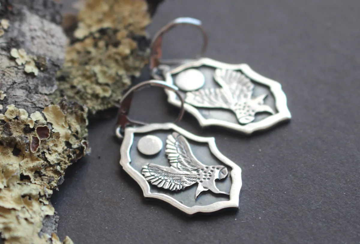 Búho bajo la luna, aretes vigilante de la noche en plata