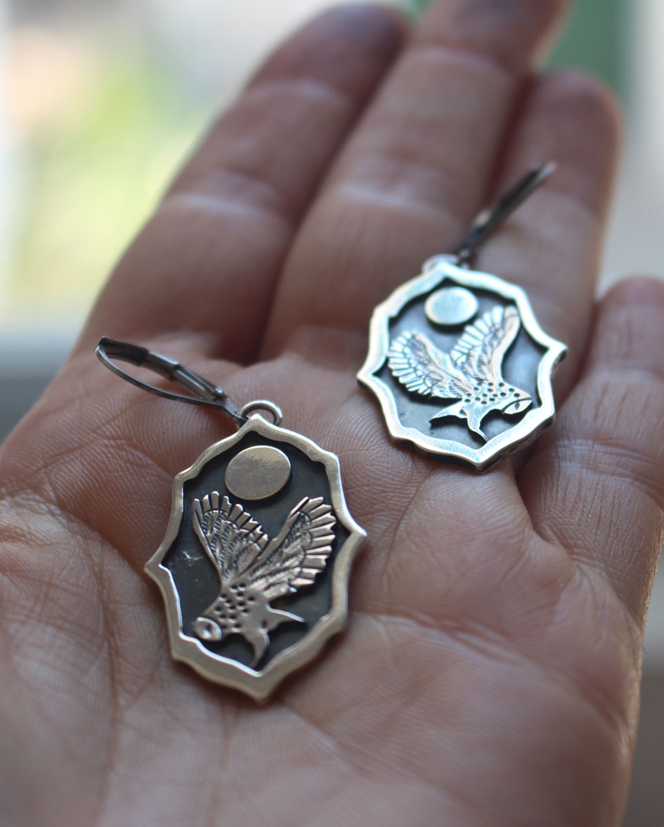 Búho bajo la luna, aretes vigilante de la noche en plata
