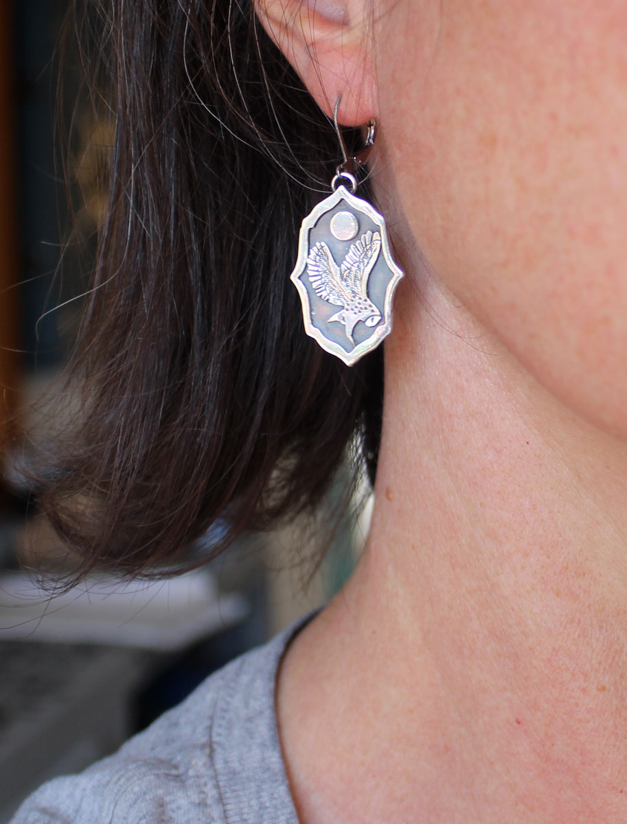 Búho bajo la luna, aretes vigilante de la noche en plata