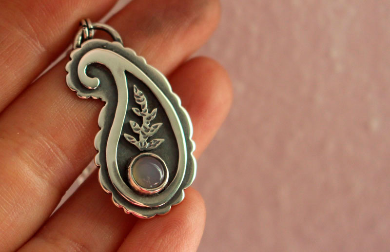 Cachemira, collar paisley iraní en plata y calcedonia