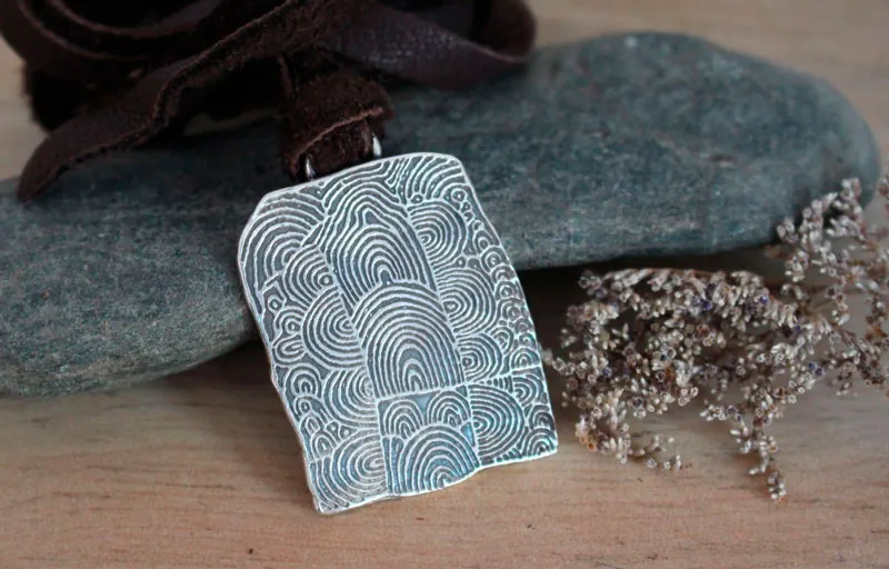 Cairn de Gavrinis, collar piedra grabada neolítica de espirales en plata