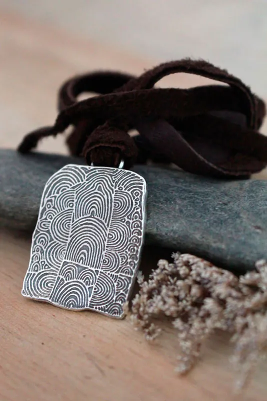 Cairn de Gavrinis, collar piedra grabada neolítica de espirales en plata