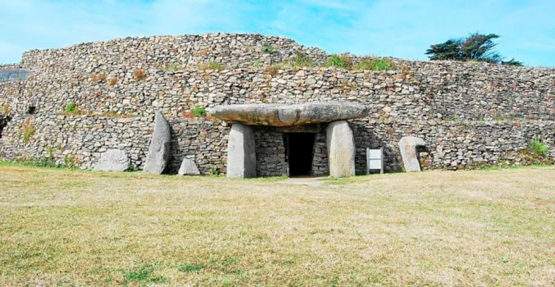 Cairn de Gavrinis, collar piedra grabada neolítica de espirales en plata