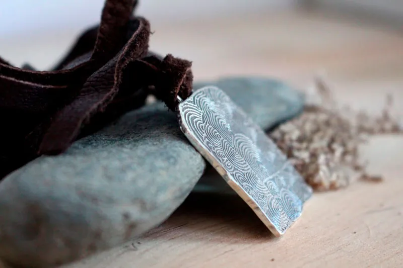 Cairn de Gavrinis, collar piedra grabada neolítica de espirales en plata