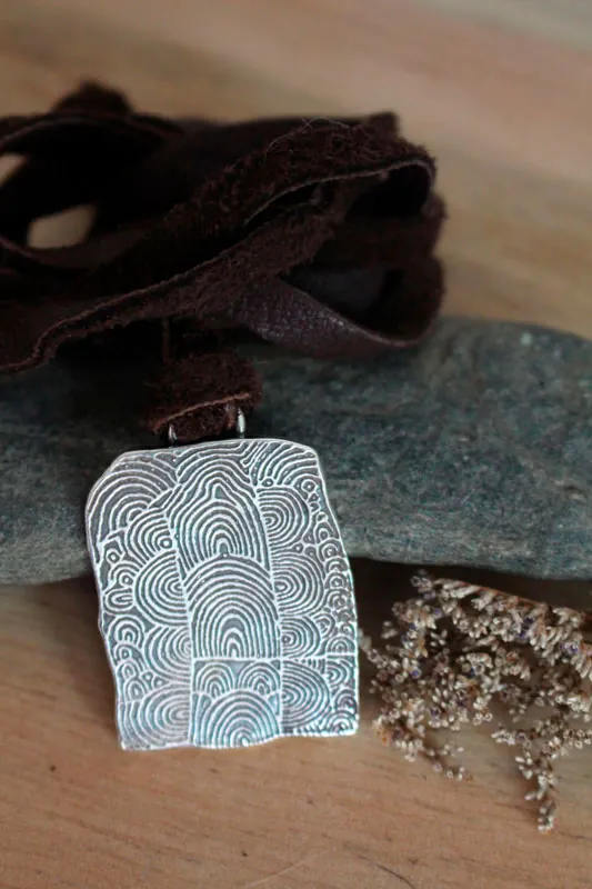 Cairn de Gavrinis, collar piedra grabada neolítica de espirales en plata