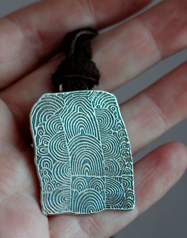 Cairn de Gavrinis, collar piedra grabada neolítica de espirales en plata