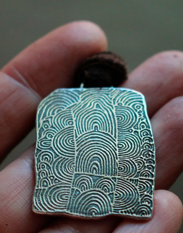 Cairn de Gavrinis, collar piedra grabada neolítica de espirales en plata