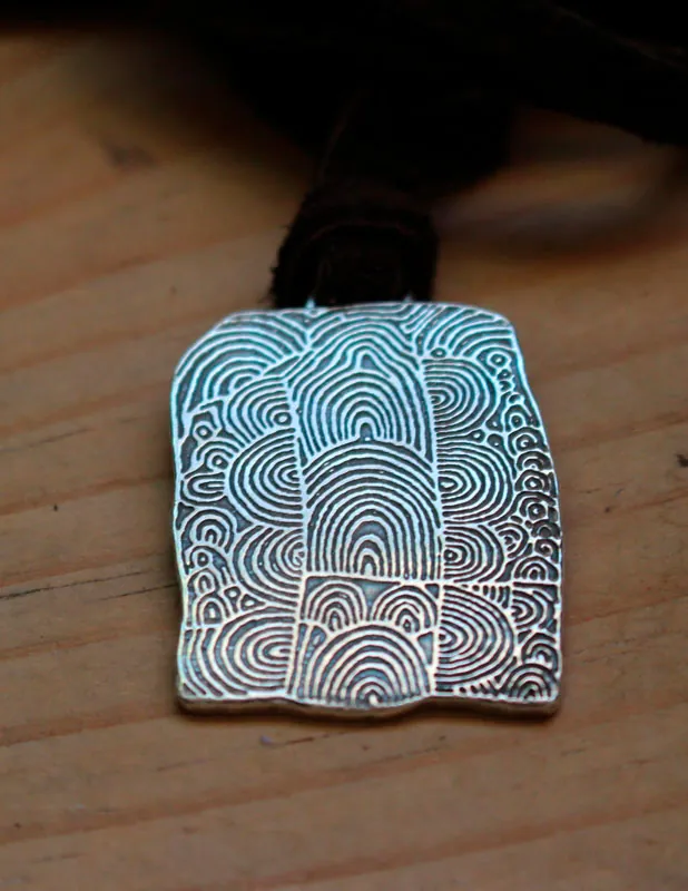 Cairn de Gavrinis, collar piedra grabada neolítica de espirales en plata