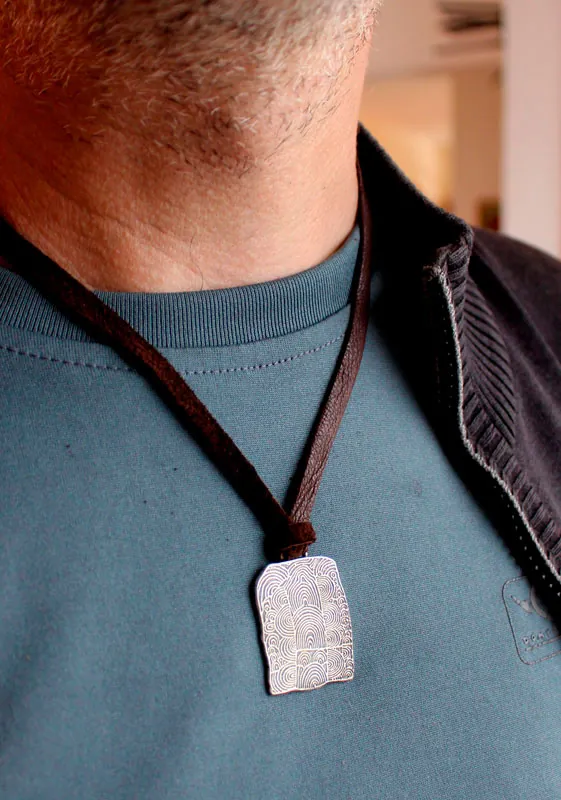 Cairn de Gavrinis, collar piedra grabada neolítica de espirales en plata