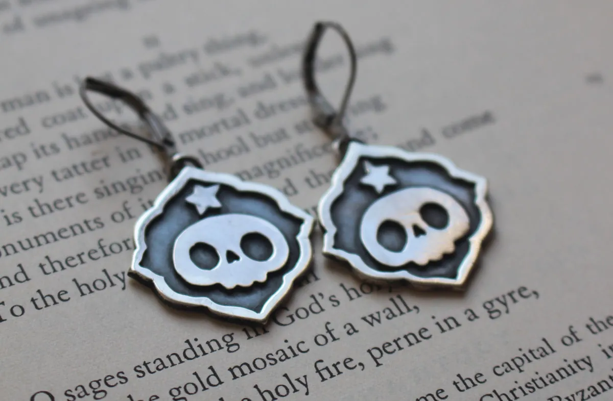 Calaverita, aretes cráneo y estrella de tradición mexicana en plata