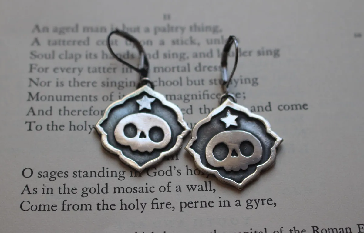 Calaverita, aretes cráneo y estrella de tradición mexicana en plata
