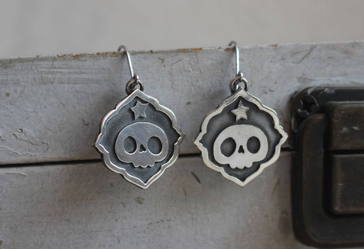 Calaverita, aretes cráneo y estrella de tradición mexicana en plata