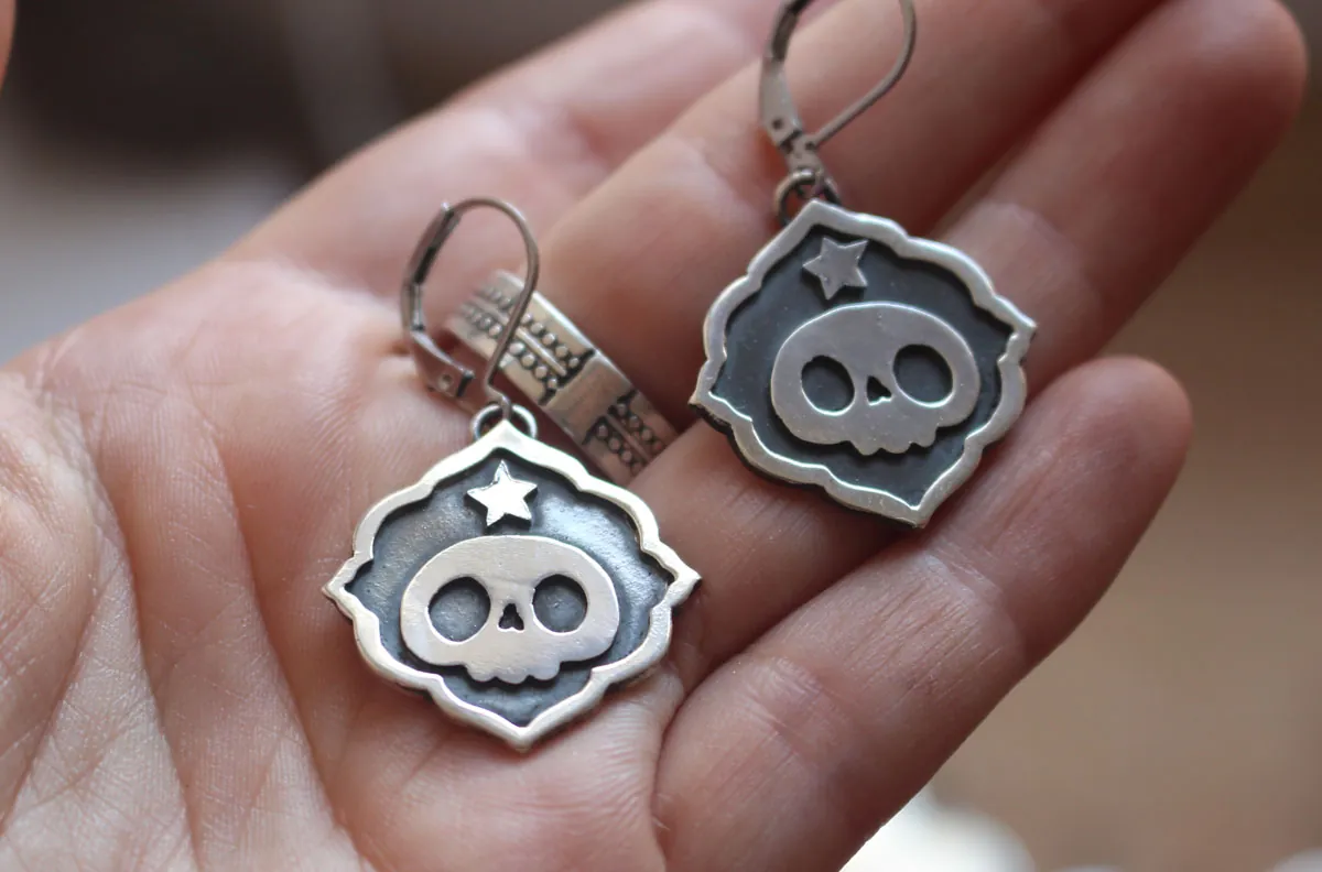 Calaverita, aretes cráneo y estrella de tradición mexicana en plata