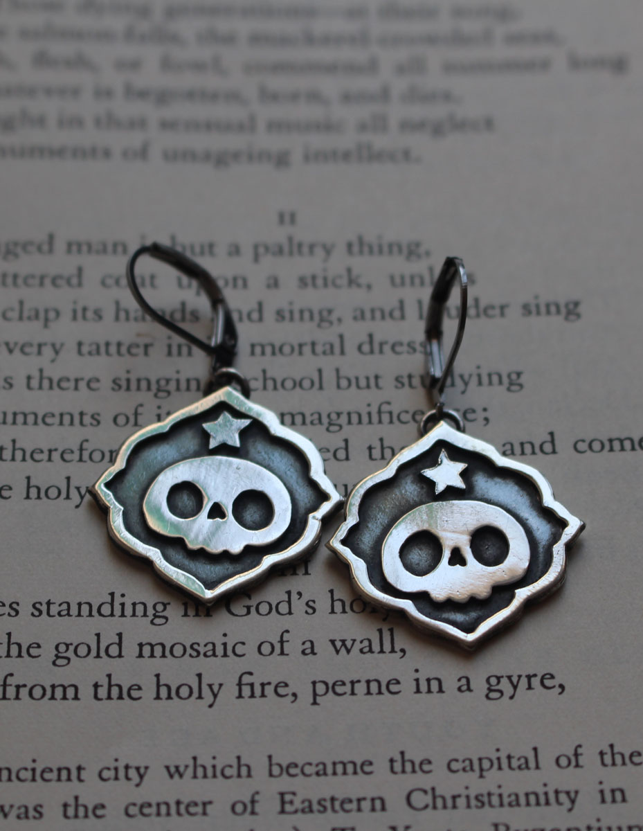Calaverita, aretes cráneo y estrella de tradición mexicana en plata
