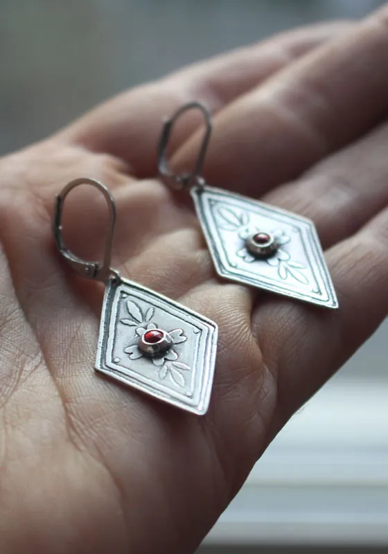 Caléndula, aretes botánicos barrocos en plata y zircón naranja