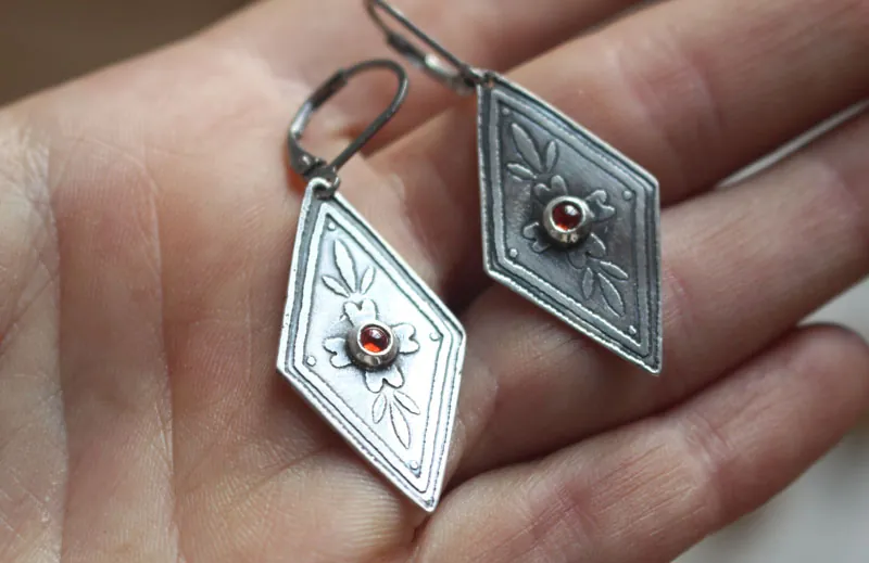 Caléndula, aretes botánicos barrocos en plata y zircón naranja