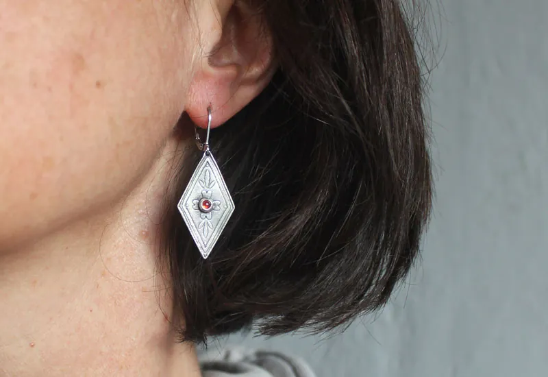 Caléndula, aretes botánicos barrocos en plata y zircón naranja