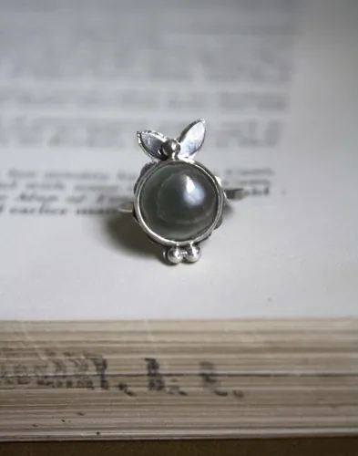 Calíope, anillo poesía griega en plata y jaspe oceánico