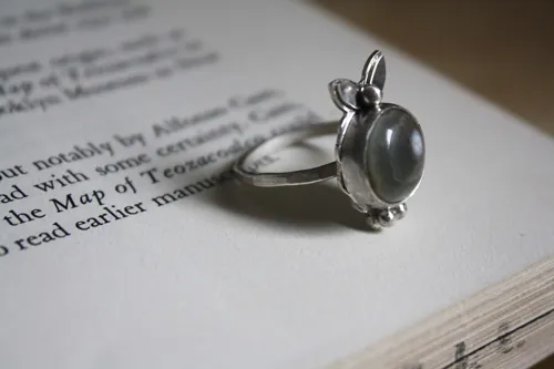 Calíope, anillo poesía griega en plata y jaspe oceánico