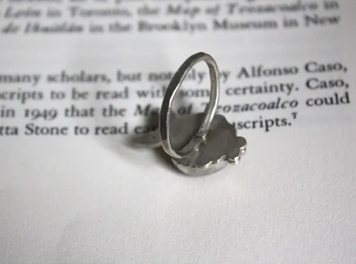Calíope, anillo poesía griega en plata y jaspe oceánico