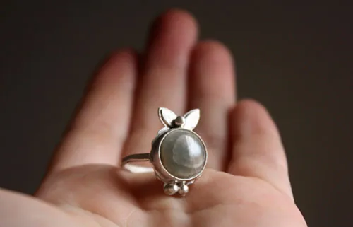 Calíope, anillo poesía griega en plata y jaspe oceánico