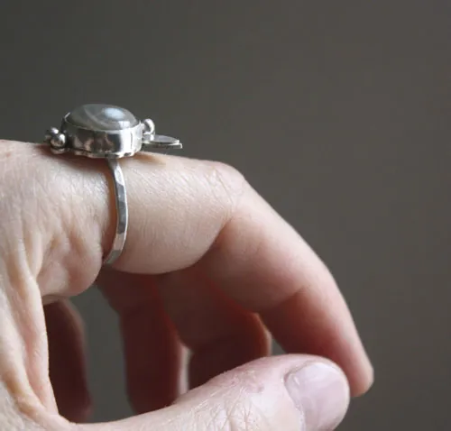 Calíope, anillo poesía griega en plata y jaspe oceánico